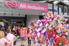 Amnesty Tilburg gaat rond met een petitie lijst tijdens de opening van Roze Maandag op de Tilburgse Kermis.
