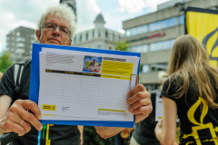 Amnesty Tilburg gaat rond met een petitie lijst tijdens de opening van Roze Maandag op de Tilburgse Kermis.