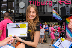 Amnesty Tilburg gaat rond met een petitie lijst tijdens de opening van Roze Maandag op de Tilburgse Kermis.