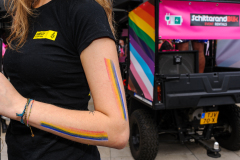 Amnesty Tilburg gaat rond met een petitie lijst tijdens de opening van Roze Maandag op de Tilburgse Kermis.