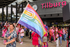 Amnesty Tilburg gaat rond met een petitie lijst tijdens de opening van Roze Maandag op de Tilburgse Kermis.