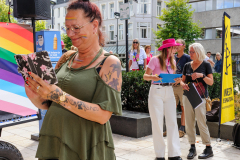 Amnesty Tilburg gaat rond met een petitie lijst tijdens de opening van Roze Maandag op de Tilburgse Kermis.