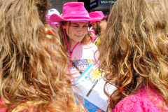 Amnesty Tilburg gaat rond met een petitie lijst tijdens de opening van Roze Maandag op de Tilburgse Kermis.
