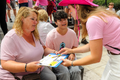 Amnesty Tilburg gaat rond met een petitie lijst tijdens de opening van Roze Maandag op de Tilburgse Kermis.