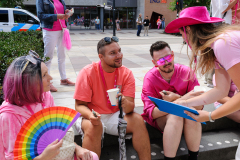 Amnesty Tilburg gaat rond met een petitie lijst tijdens de opening van Roze Maandag op de Tilburgse Kermis.
