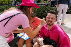 Amnesty Tilburg gaat rond met een petitie lijst tijdens de opening van Roze Maandag op de Tilburgse Kermis.
