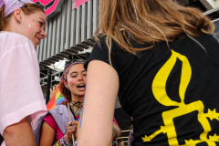 Amnesty Tilburg gaat rond met een petitie lijst tijdens de opening van Roze Maandag op de Tilburgse Kermis.