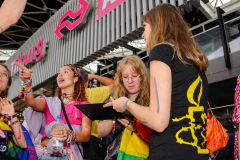 Amnesty Tilburg gaat rond met een petitie lijst tijdens de opening van Roze Maandag op de Tilburgse Kermis.