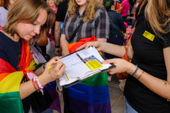 Amnesty Tilburg gaat rond met een petitie lijst tijdens de opening van Roze Maandag op de Tilburgse Kermis.