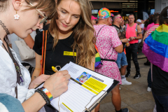 Amnesty Tilburg gaat rond met een petitie lijst tijdens de opening van Roze Maandag op de Tilburgse Kermis.