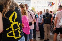 Amnesty Tilburg gaat rond met een petitie lijst tijdens de opening van Roze Maandag op de Tilburgse Kermis.