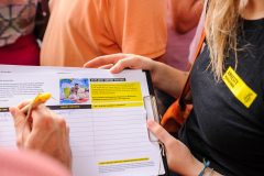 Amnesty Tilburg gaat rond met een petitie lijst tijdens de opening van Roze Maandag op de Tilburgse Kermis.