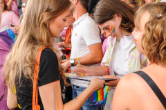 Amnesty Tilburg gaat rond met een petitie lijst tijdens de opening van Roze Maandag op de Tilburgse Kermis.