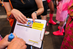 Amnesty Tilburg gaat rond met een petitie lijst tijdens de opening van Roze Maandag op de Tilburgse Kermis.