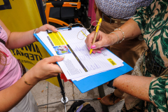 Amnesty Tilburg gaat rond met een petitie lijst tijdens de opening van Roze Maandag op de Tilburgse Kermis.