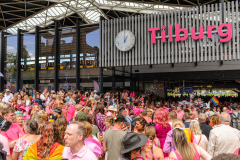 Amnesty Tilburg gaat rond met een petitie lijst tijdens de opening van Roze Maandag op de Tilburgse Kermis.