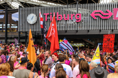 Amnesty Tilburg gaat rond met een petitie lijst tijdens de opening van Roze Maandag op de Tilburgse Kermis.