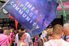 Amnesty Tilburg gaat rond met een petitie lijst tijdens de opening van Roze Maandag op de Tilburgse Kermis.
