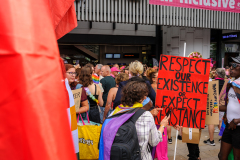 Amnesty Tilburg gaat rond met een petitie lijst tijdens de opening van Roze Maandag op de Tilburgse Kermis.