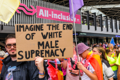 Amnesty Tilburg gaat rond met een petitie lijst tijdens de opening van Roze Maandag op de Tilburgse Kermis.