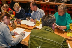 20251001 Tilburg Nederland: Amnesty Tilburg voert een schrijfactie uit.Een aantal leden van Amnesty Tilburg schrijven ter behoefte van mensenrechten.