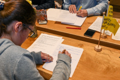 20251001 Tilburg Nederland: Amnesty Tilburg voert een schrijfactie uit.Een aantal leden van Amnesty Tilburg schrijven ter behoefte van mensenrechten.