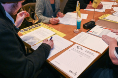 20251001 Tilburg Nederland: Amnesty Tilburg voert een schrijfactie uit.Een aantal leden van Amnesty Tilburg schrijven ter behoefte van mensenrechten.