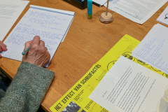 20251001 Tilburg Nederland: Amnesty Tilburg voert een schrijfactie uit.Een aantal leden van Amnesty Tilburg schrijven ter behoefte van mensenrechten.