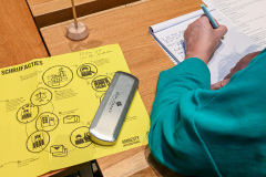 20251001 Tilburg Nederland: Amnesty Tilburg voert een schrijfactie uit.Een aantal leden van Amnesty Tilburg schrijven ter behoefte van mensenrechten.