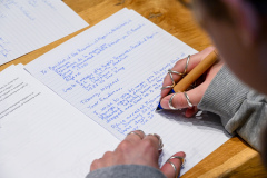 20251001 Tilburg Nederland: Amnesty Tilburg voert een schrijfactie uit.Een aantal leden van Amnesty Tilburg schrijven ter behoefte van mensenrechten.