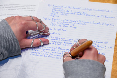 20251001 Tilburg Nederland: Amnesty Tilburg voert een schrijfactie uit.Een aantal leden van Amnesty Tilburg schrijven ter behoefte van mensenrechten.