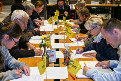 20251001 Tilburg Nederland: Amnesty Tilburg voert een schrijfactie uit.Een aantal leden van Amnesty Tilburg schrijven ter behoefte van mensenrechten.