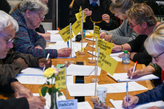 20251001 Tilburg Nederland: Amnesty Tilburg voert een schrijfactie uit.Een aantal leden van Amnesty Tilburg schrijven ter behoefte van mensenrechten.