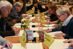 20251001 Tilburg Nederland: Amnesty Tilburg voert een schrijfactie uit.Een aantal leden van Amnesty Tilburg schrijven ter behoefte van mensenrechten.