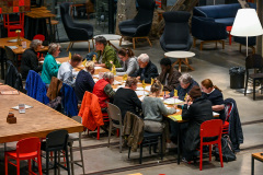 20251001 Tilburg Nederland: Amnesty Tilburg voert een schrijfactie uit.Een aantal leden van Amnesty Tilburg schrijven ter behoefte van mensenrechten.